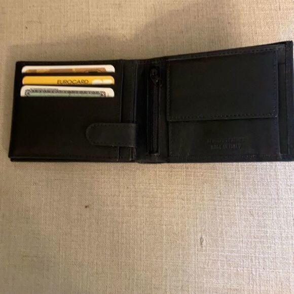 Wallet New In Box - Picture 3 of 7